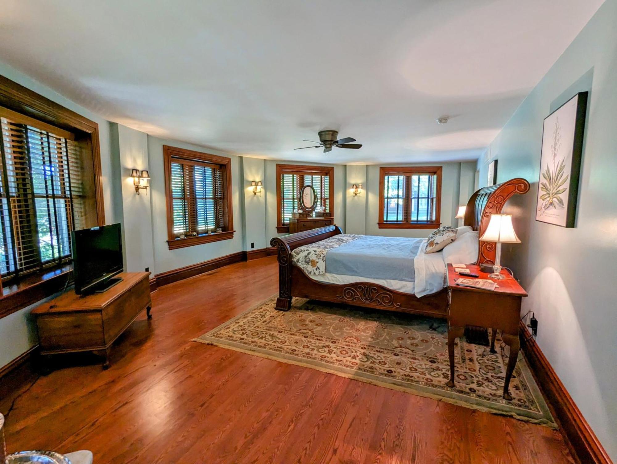 Gothic Heights Inn Clifton Heights Стая снимка
