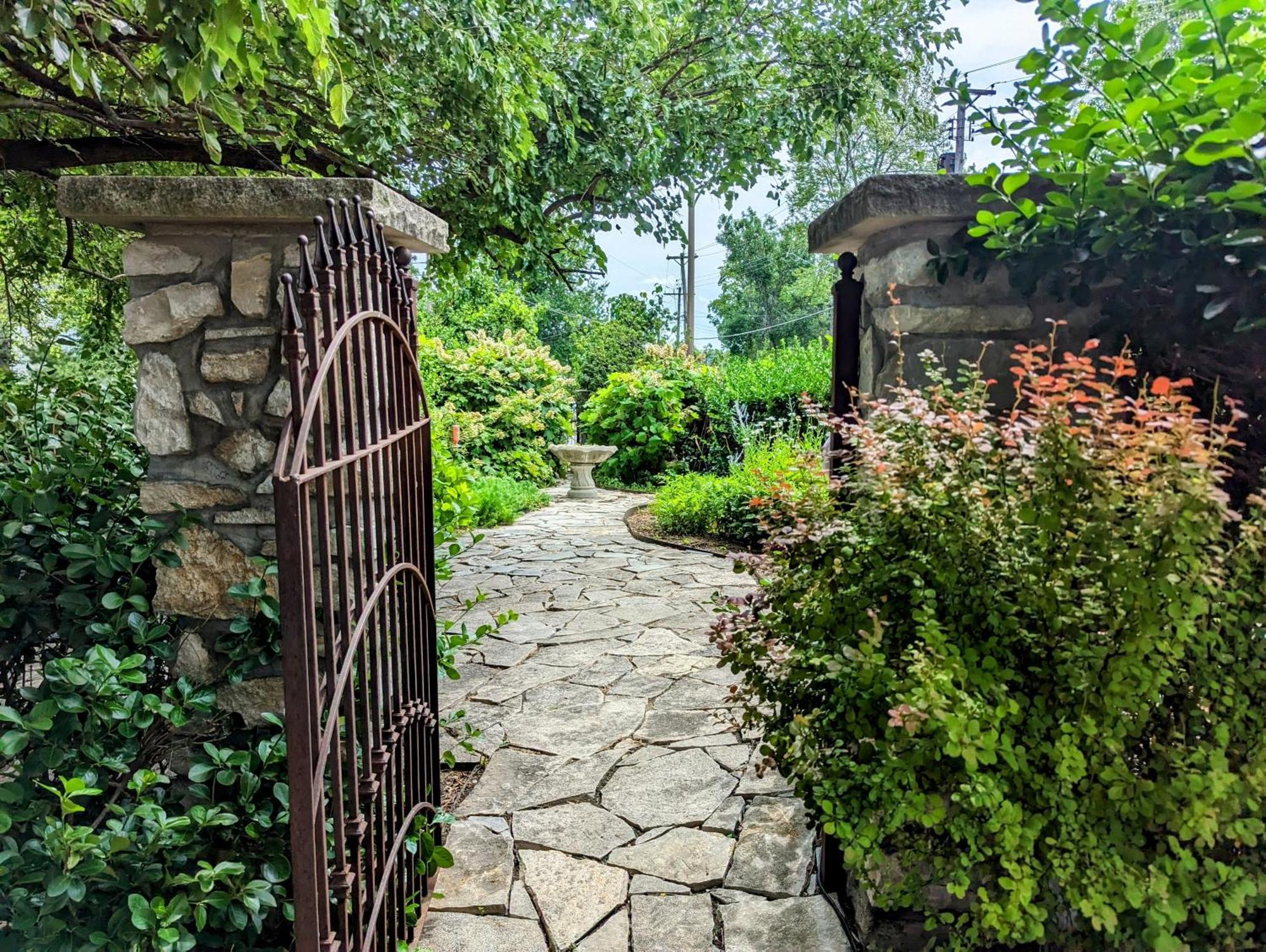 Gothic Heights Inn Clifton Heights Екстериор снимка